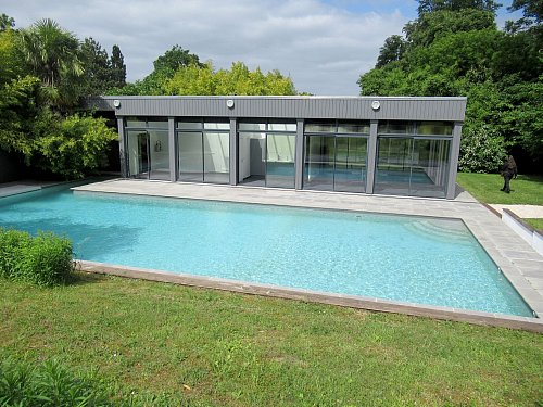 In dem Poolhaus soll Lagerfeld seine einzige Nacht in Louveciennes verbracht haben. - © Sabine Glaubitz/dpa