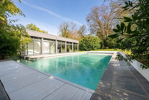 Pool und Poolhaus auf dem Anwesen von Karl Lagerfeld vor den Toren von Paris (undatiert). - © ---/Mediacorp/dpa