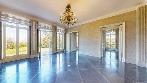 Ein Raum in der Villa von Karl Lagerfeld vor den Toren von Paris (undatiert). - © ---/Mediacorp/dpa