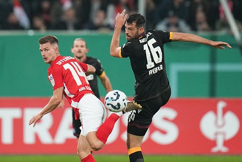 Die Pokal-Reise des Regionalligisten Kickers Offenbach endete gegen den Karlsruher SC. - © Thomas Frey/dpa