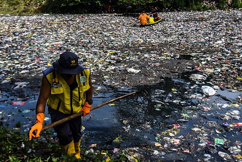 Die Reinigungsaktionen der Behörden sind sehr aufwendig - aber meist kehrt der Müll schon bald wieder zurück. - © Dimas Rachmatsyah/ZUMA Press Wire/dpa