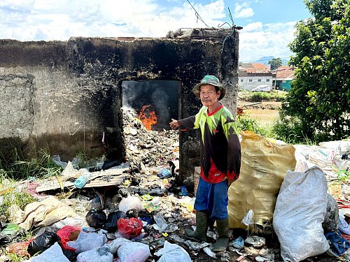 In ländlichen Gebieten Südostasiens gibt es kaum Müllabfuhr oder Recycling. Viele Anwohner verbrennen den Müll selbst in kleinen Verschlägen. - © Carola Frentzen/dpa