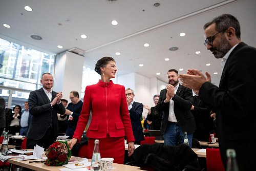 Das Bündnis Sahra Wagenknecht (BSW) stellt in einer Mitgliederversammlung in Bochum die Landesliste in Nordrhein-Westfalen für die Bundestagswahl auf. - © Fabian Strauch/dpa