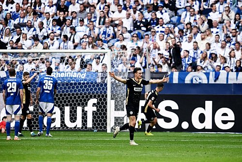 Elversberg trat auf Schalke unerschrocken auf. - © Bernd Thissen/dpa