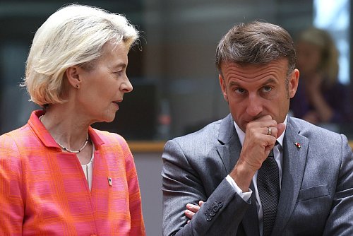 Nicht einer Meinung: Ursula von der Leyen will das Abkommen abschließen, der französische Präsident Emmanuel Macron nicht. (Archivbild) - © Olivier Hoslet/Pool EPA/AP/dpa