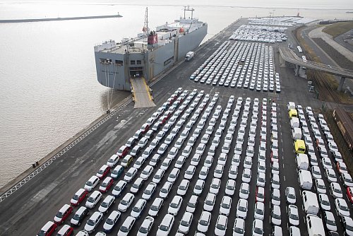 Kaufen Südamerikaner künftig deutlich mehr deutsche Autos? Das ist die Hoffnung der Industrie. (Archivbild) - © Jörg Sarbach/dpa