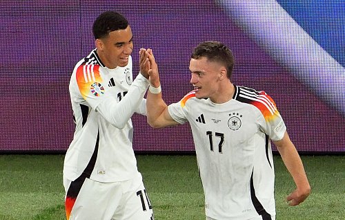 Vor vier Monaten beim EM-Eröffnungsspiel in München: Jamal Musiala (l) und 1:0-Schütze Florian Wirtz beim Torjubel nach dem 1:0. - © Peter Kneffel/dpa