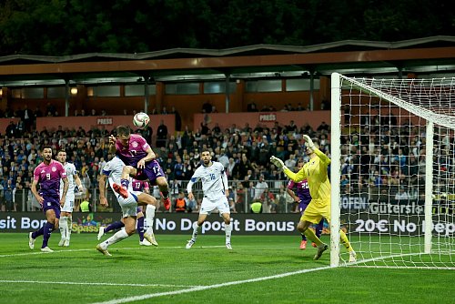 Seltenes Erlebnis: Florian Wirtz (M) gegen Bosnien bei einer Kopfballchance. - © Christian Charisius/dpa