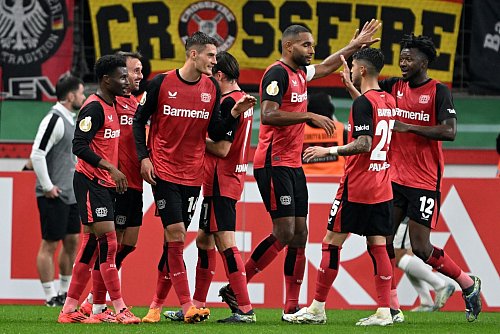 Bayer Leverkusen jubelt über den Pokalerfolg. - © Federico Gambarini/dpa