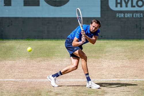 Daniil Medwedew muss sich nach seinem Halbfinalsieg über Alexander Zverev geschlagen geben. - © David Inderlied/dpa