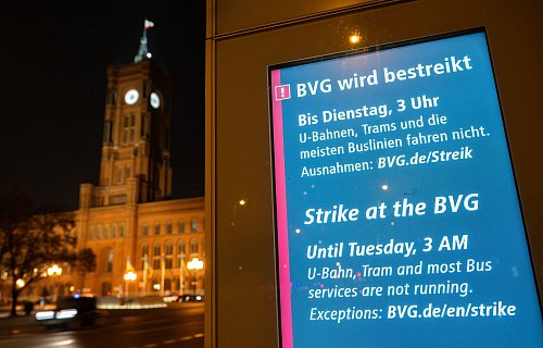 Die Gewerkschaft Verdi hat zum dritten Warnstreik in der laufenden Tarifrunde mit der BVG aufgerufen. (Archivbild) - © Soeren Stache/dpa