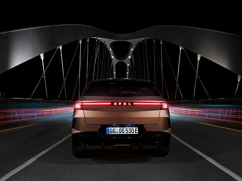 Lichtspiele am Heck: Der Opel-Schriftzug präsentiert sich schick illuminiert. - © Opel Automobile GmbH/dpa-tmn