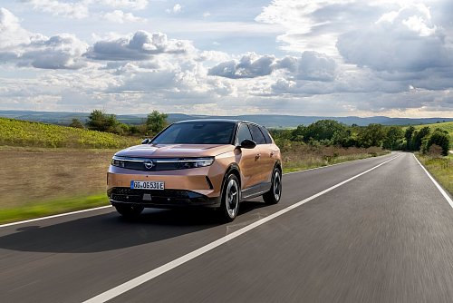 Lange Tour: Mit dem größten Akku soll der Grandland Electric im späteren Topmodell bis zu 700 Normkilometer schaffen. - © Opel Automobile GmbH/dpa-tmn