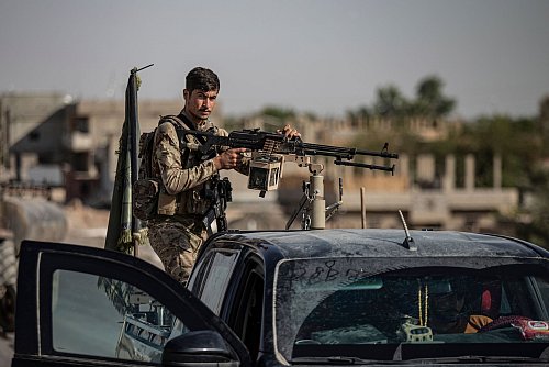 Besonders um die Stadt Kobane an der Grenze zur Türkei soll es heftige Zusammenstöße geben. Die kurdischen Kräfte rechnen mit einem Angriff auf die Stadt. - © Baderkhan Ahmad/AP/dpa