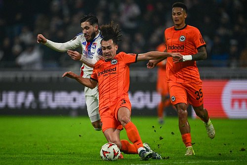 Frankfurts Arthur Theate (vorne) leitete mit seinem Ballverlust die 2:1-Führung für Lyon ein. - © Olivier Chassignole/AFP/dpa