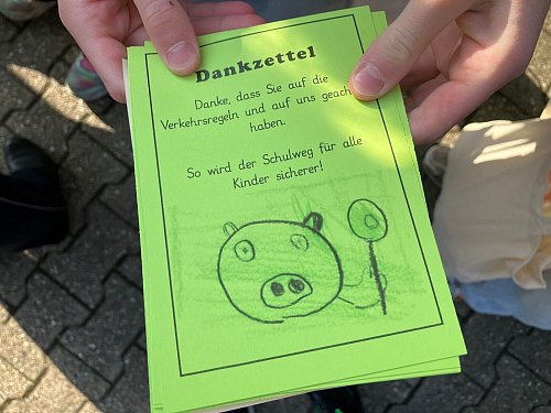 Schulkinder sind als Aushilfs-Cops bei einer Verkehrssicherheitsaktion unterwegs und verteilen mit Hilfe von Polizisten Zettel an Autofahrer. - © Volker Danisch/dpa