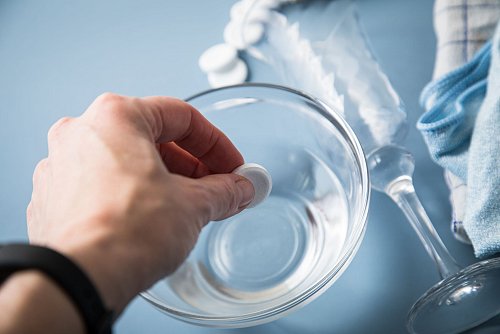 Schritt 1: Gebissreiniger-Tabs in einer Schale Wasser auflösen. - © Christin Klose/dpa-tmn