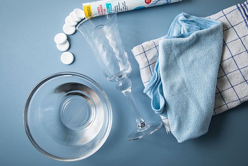 Man benötigt: Gebissreiniger-Tabs, eine Schale Wasser und ein Reinigungstuch. - © Christin Klose/dpa-tmn