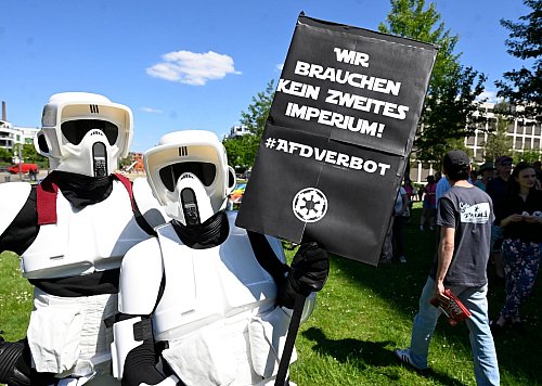 Kreativer Protest: Als Stormtrooper aus «Star Wars» fordern diese Demonstranten in Essen ein AfD-Verbot. - © Roberto Pfeil/dpa