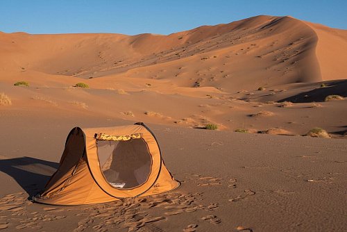 Campen im Sandmeer: Auch in normalen Zelten wird übernachtet. - © Andreas Drouve/dpa-tmn