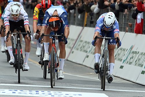 2024 hatte Pogacar (l.) gegen Jasper Philipsen (r.) im Sprint das Nachsehen. - © Gian Mattia D\\\'alberto/LaPresse via ZUMA Press/dpa