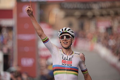 Beim Schotterrennen Strade Bianche gewann er trotz eines heftigen Sturzes. - © Marco Alpozzi/LaPresse/AP/dpa