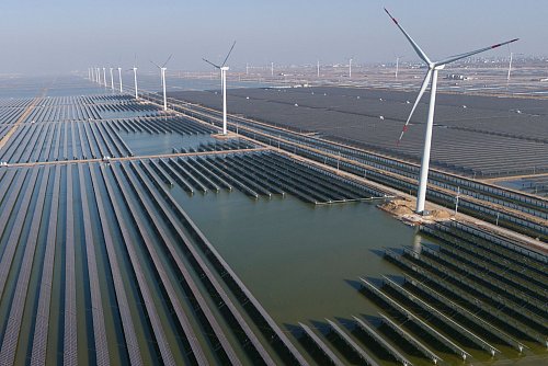 Der Ausbau der erneuerbaren Energien schreitet in China rasant voran. (Archivbild) - © Ng Han Guan/AP/dpa