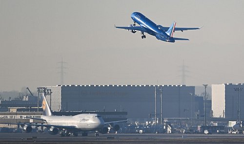 Am Frankfurter Flughafen wächst die Zahl der Flugbewegungen. - © Arne Dedert/dpa