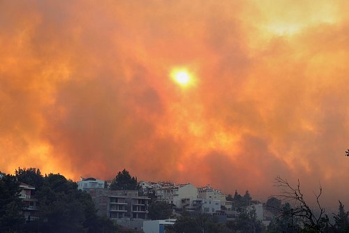 Die Rauchwolken des Brandes ziehen auch über die rund 25 Kilometer entfernte Hauptstadt Athen - © Yorgos Karahalis/AP/dpa