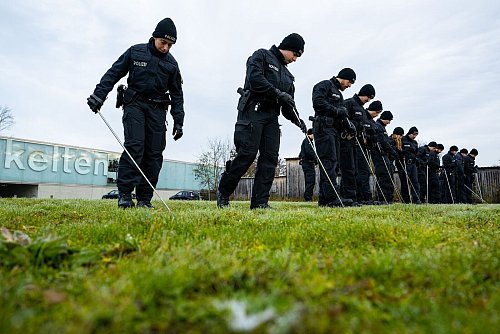 Einsatzkräfte der Bereitschaftspolizei suchen die Umgebung des Kelten Römer Museums nach möglichen Spuren ab. (Archivbild) - © Lennart Preiss/dpa