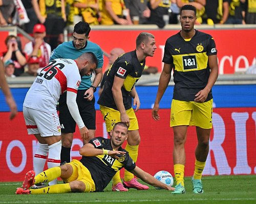 Ex-VfB-Kapitän Waldemar Anton (2. v. l.) wurde bei jedem Ballkontakt ausgepfiffen. - © Jan-Philipp Strobel/dpa