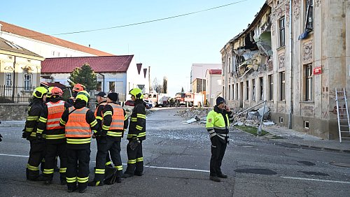 Die Rettungskräfte fanden keine weiteren Verschütteten. - © Pavlíèek Lubo?/CTK/dpa