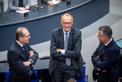 Unionsfraktionschef Merz pocht darauf, dass Kanzler Scholz die Vertrauensfrage schon am Mittwoch stellt. (Archivbild) - © Michael Kappeler/dpa