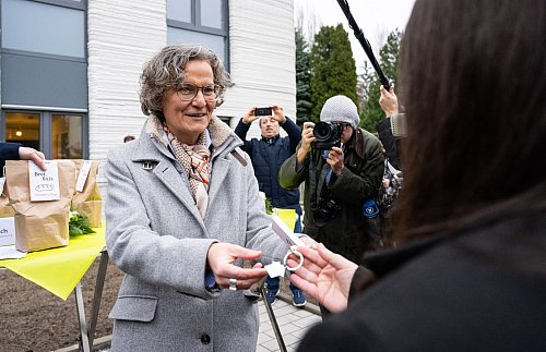 Bauministerin Ina Scharrenbach übergibt die Schlüssel an die künftigen Mieter - © Guido Kirchner/dpa