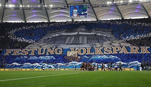 Eine Choreographie beim letztmaligen Aufeinandertreffen des HSV und FC St. Pauli im Mai 2024. (Archiv) - © Christian Charisius/dpa