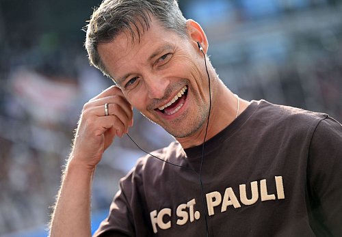 Auch für ihn das erste Stadtderby: St. Paulis Coach Alexander Blessin. (Archiv) - © Sina Schuldt/dpa