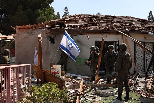 Soldaten untersuchen die Stelle eines Einschlags einer Rakete aus dem Libanon. - © David Cohen/JINI via XinHua/dpa