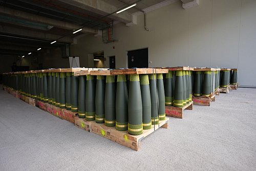Rheinmetall ist der wichtigste Hersteller von Artilleriemunition in der westlichen Welt, für die Ukraine ist die Waffenschmiede ein zentraler Eckpfeiler bei ihrem Abwehrkampf gegen Russland. (Archivbild) - © Marcus Brandt/dpa