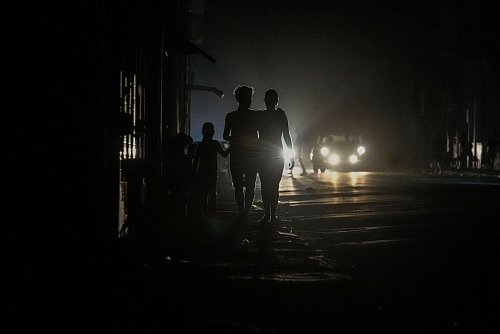 Der Sturm traf den Inselstaat inmitten eines landesweiten Stromausfalls. - © Ramon Espinosa/AP/dpa