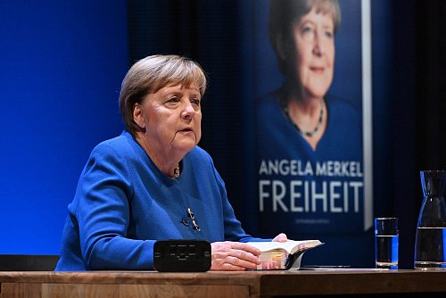 Die frühere Bundeskanzlerin Angela Merkel bei einer Veranstaltung für ihr Buch in Stralsund. (Archivfoto) - © Stefan Sauer/dpa