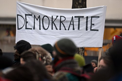Die Demokratie muss von jedem Einzelnen verteidigt werden - nicht bloß von staatlichen Institutionen, sagt Reul. (Symbolbild) - © Federico Gambarini/dpa
