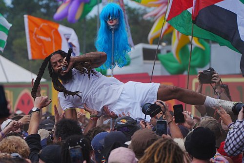 Bob Vylan sorgte auf dem Festival für einen Eklat. - © Ben Birchall/PA Wire/dpa