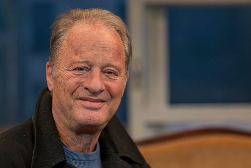 Steht seit Jahrzehnten als «Hausmeister Krause» auf der Bühne: Tom Gerhardt (Archivbild). - © Peter Kneffel/dpa