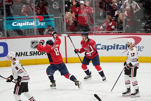 Alexander Owetschkin feiert seinen ersten Treffer zur Führung für die Capitals. - © Mark Schiefelbein/AP/dpa
