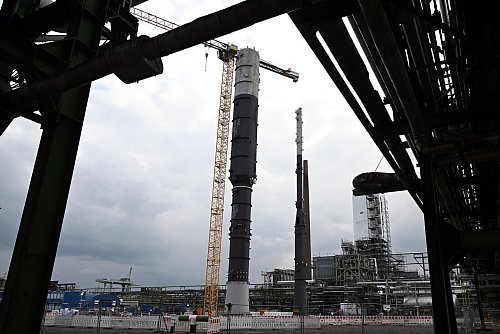 Auf dem Gelände der Raffinerie Wesseling baut Shell jetzt eine großtechnische Anlage, die etwa Schmierstoffe herstellen kann. - © Federico Gambarini/dpa