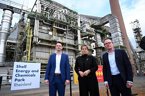 NRW-Wirtschaftsministerin Mona Neubaur begrüßt die Umbaupläne des Energiekonzerns. - © Federico Gambarini/dpa