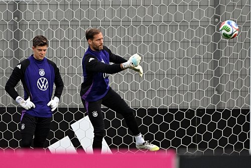 Oliver Baumann (r.) faustet einen Ball. - © Federico Gambarini/dpa