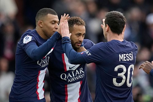 Die Ära der Superstars mit Kylian Mbappé (l), Neymar (M) und Lionel Messi ist bei PSG vorbei. - © Christophe Ena/AP/dpa