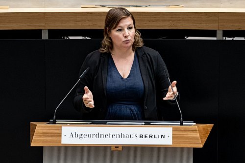 Grünen-Abgeordnete Antje Kapek setzt auf eine politische Debatte zu ihren Vorschlägen. (Archivbild) - © Fabian Sommer/dpa