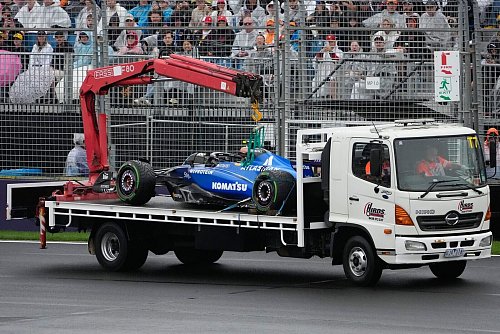 Früh gestrandet: Der Williams von Carlos Sainz musste per Abschleppwagen zur Garage zurückgefahren werden. - © Asanka Brendon Ratnayake/AP/dpa
